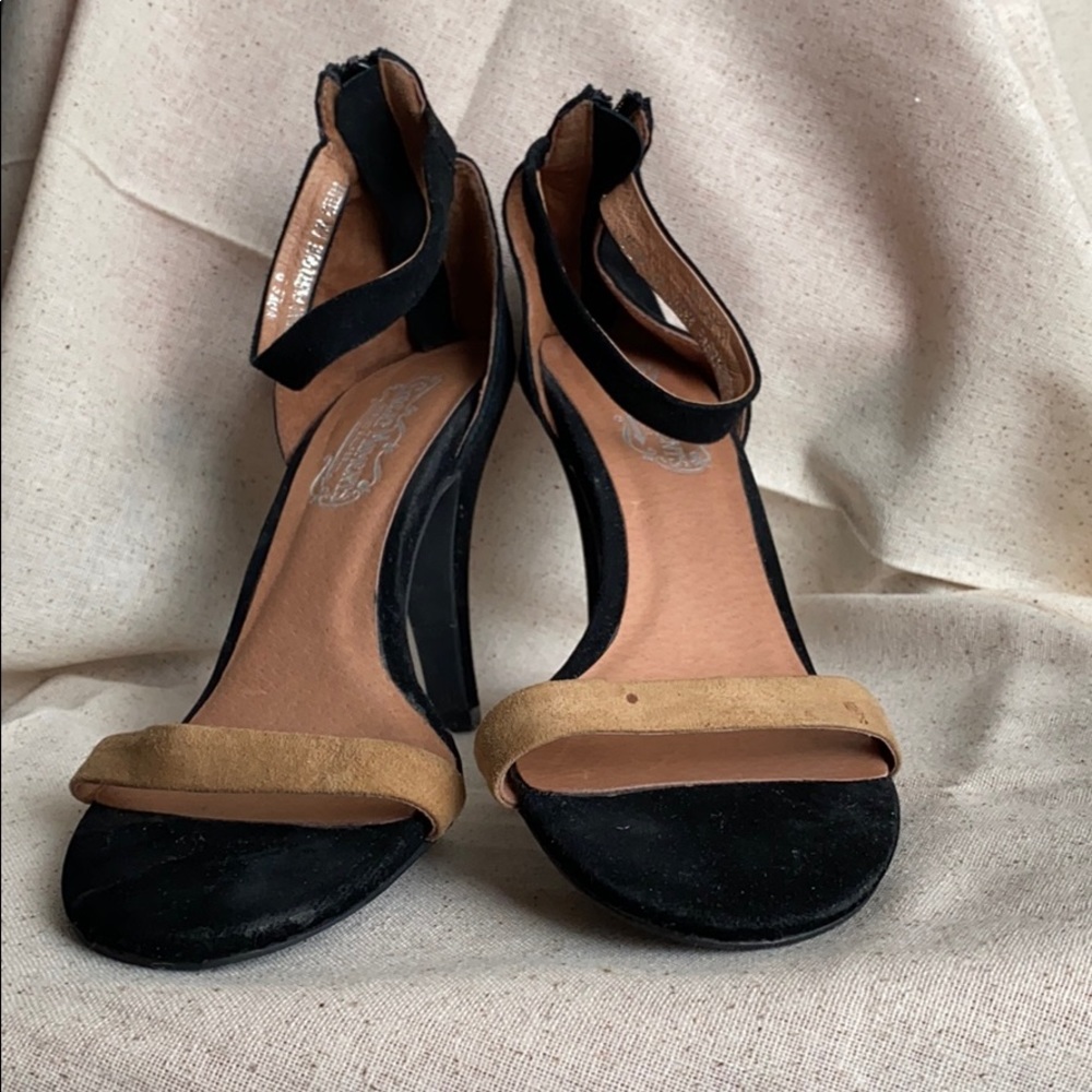 Simple Black and Tan heel